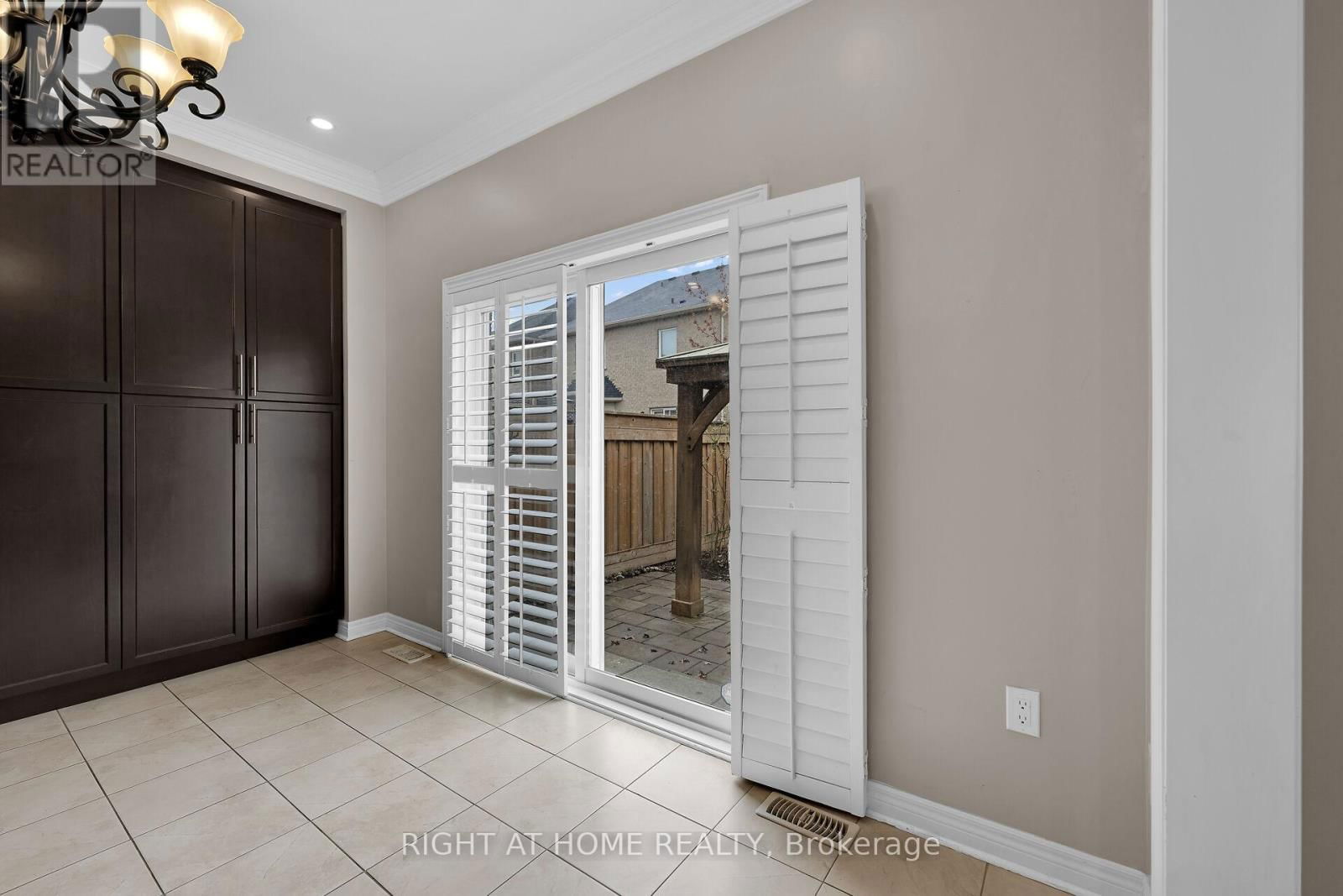 1445 LAURIER AVENUE Image 11