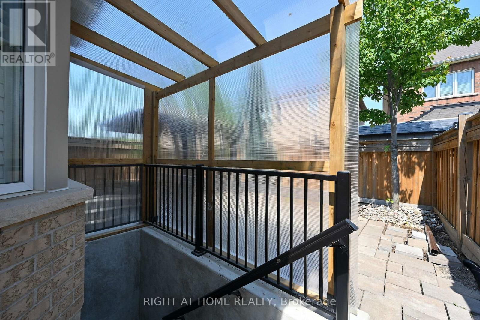 1445 LAURIER AVENUE Image 38