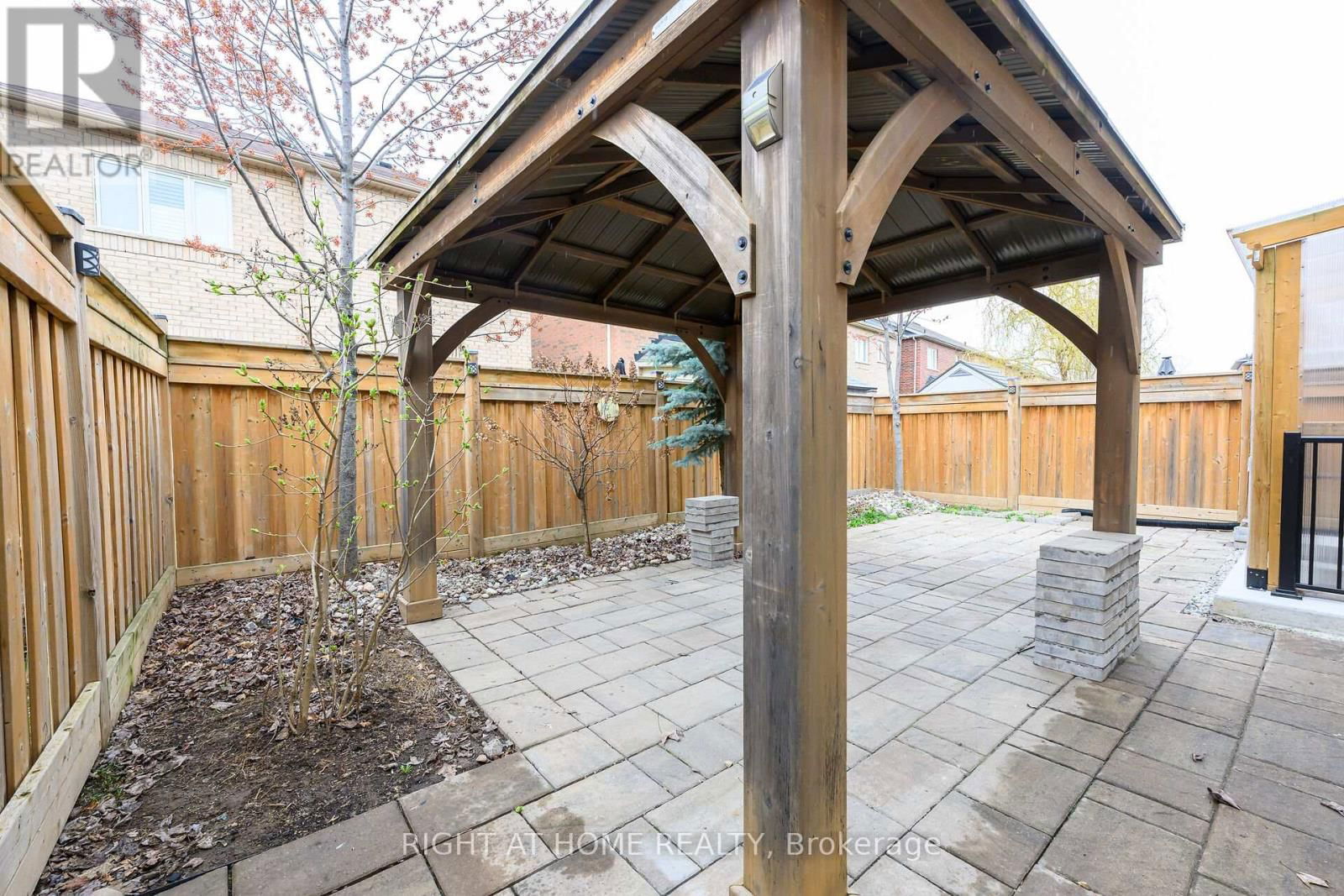 1445 LAURIER AVENUE Image 46
