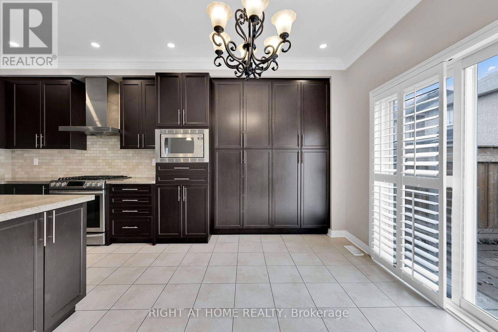 1445 LAURIER AVENUE Image 9