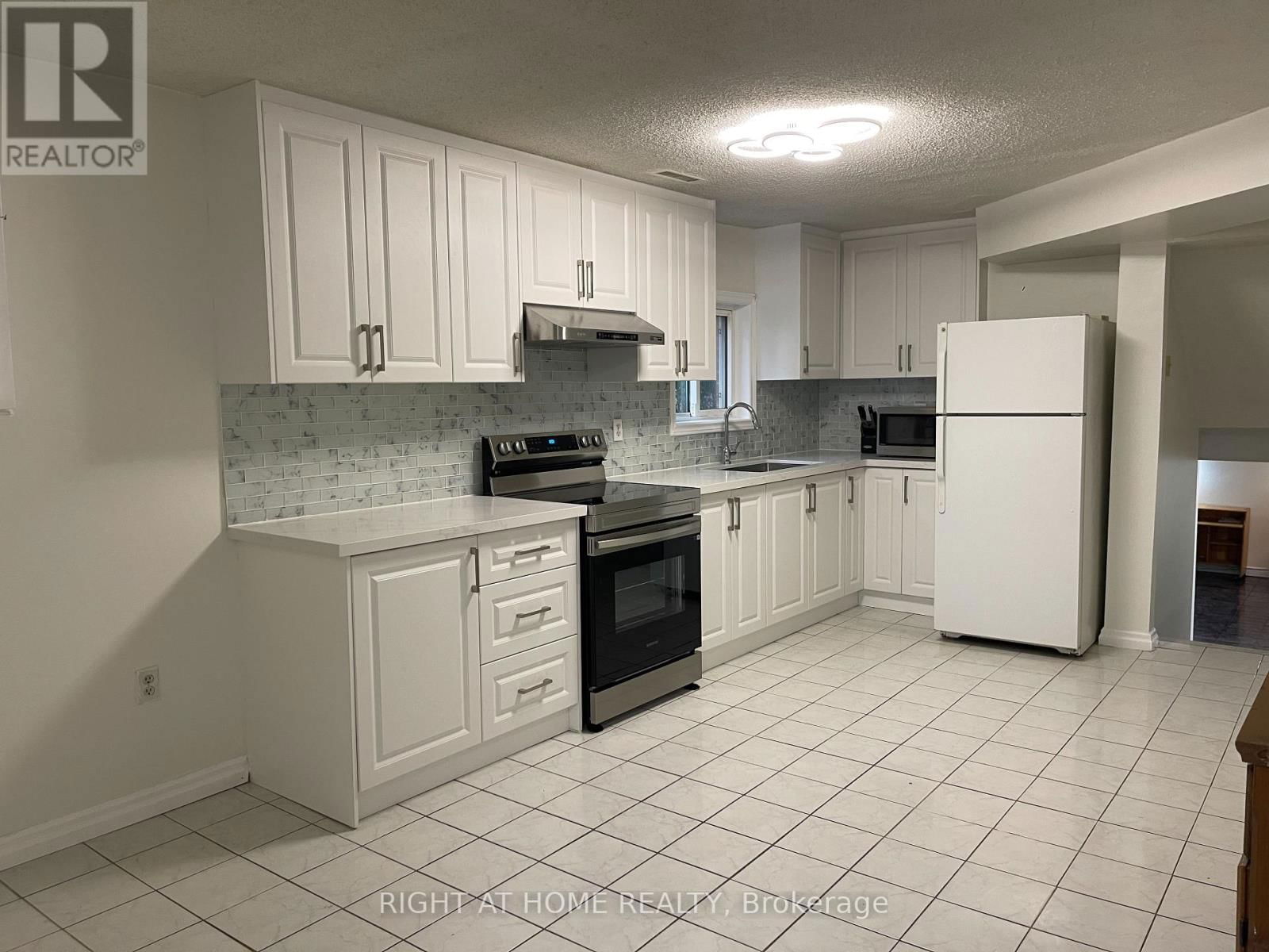 Lower - 4128 DURSLEY CRESCENT Image 1
