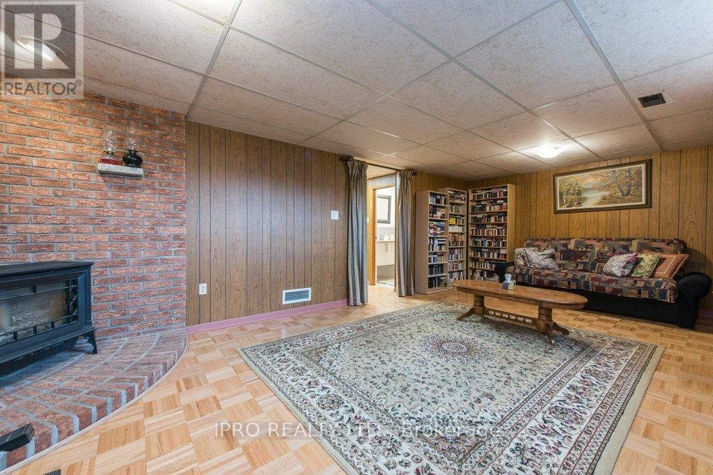 1239 SILVER SPEAR ROAD Image 32
