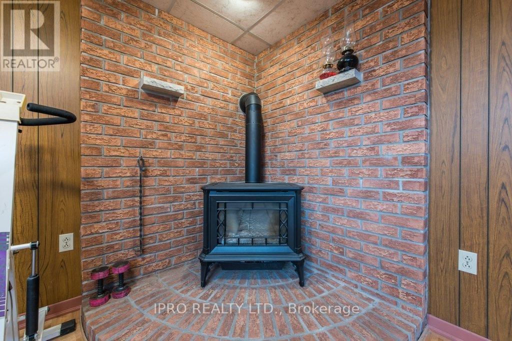 1239 SILVER SPEAR ROAD Image 33