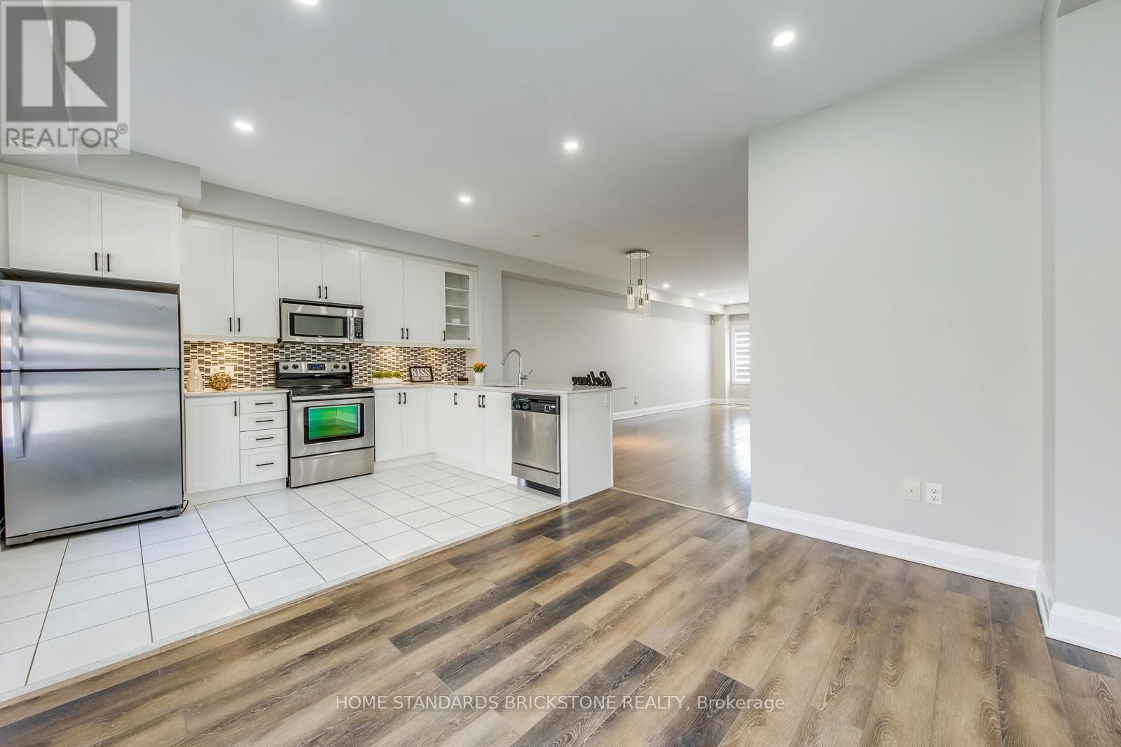 18 - 2460 PRINCE MICHAEL DRIVE Image 9