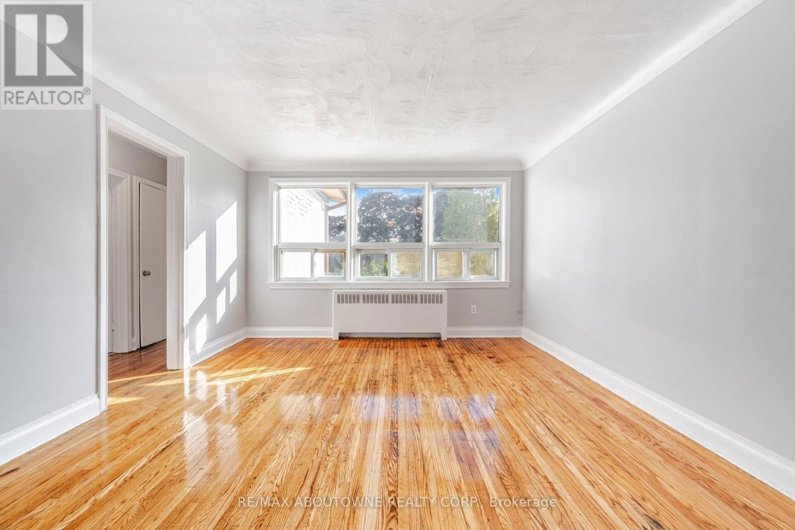 6 - 1037 CHURCHILL AVENUE Image 11