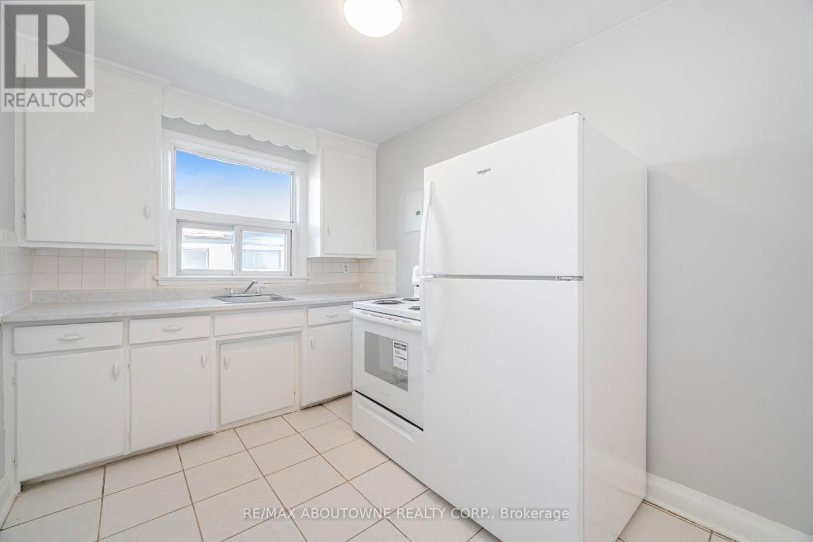 6 - 1037 CHURCHILL AVENUE Image 15
