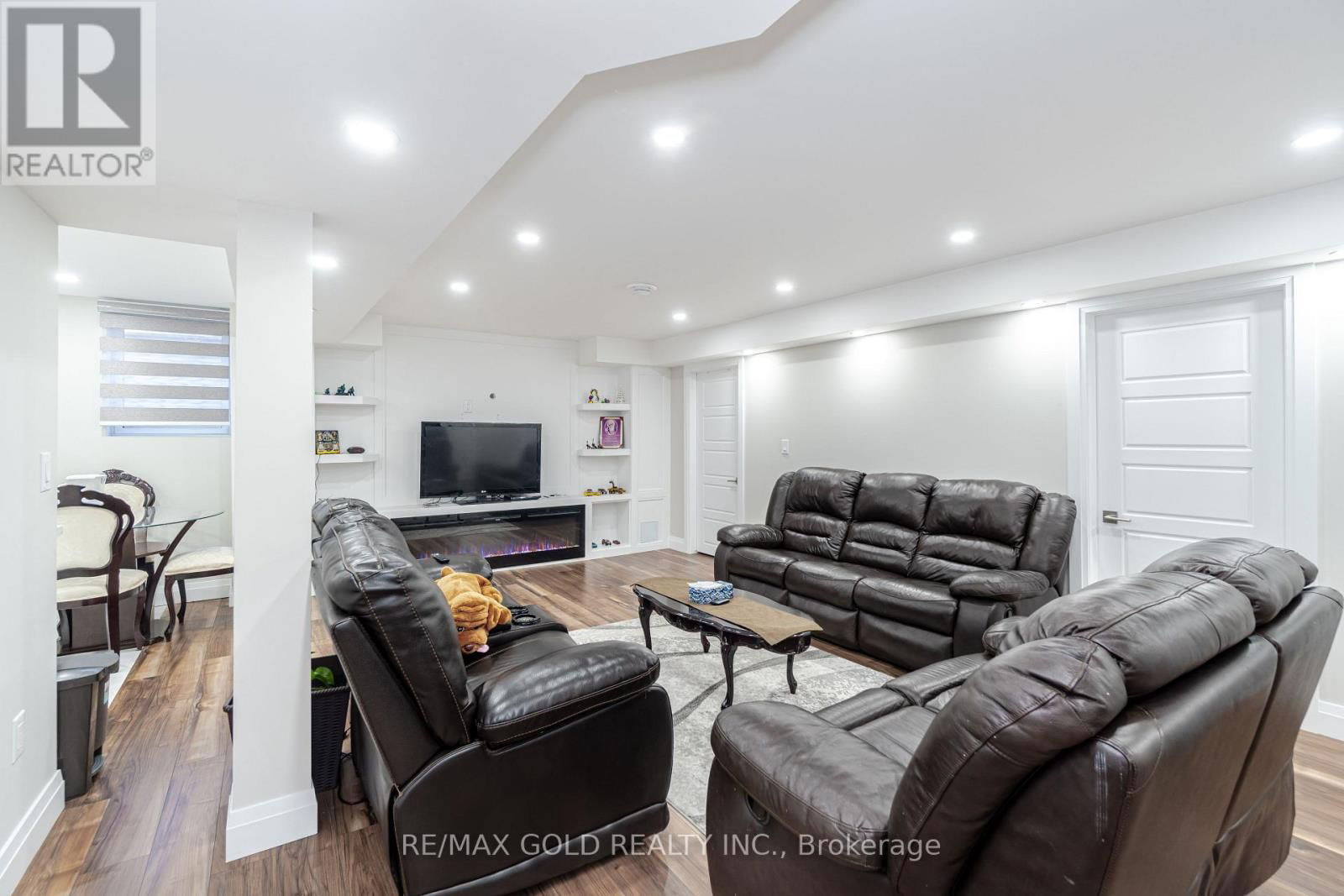 8 FOXMERE ROAD Image 35