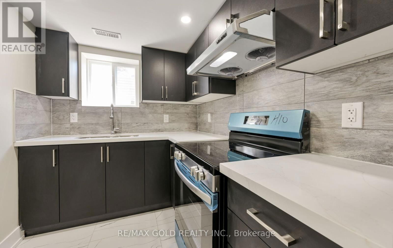 15 FLAVIAN CRESCENT Image 32