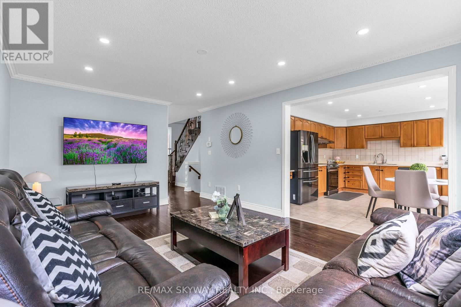 39 ROWLAND STREET Image 10