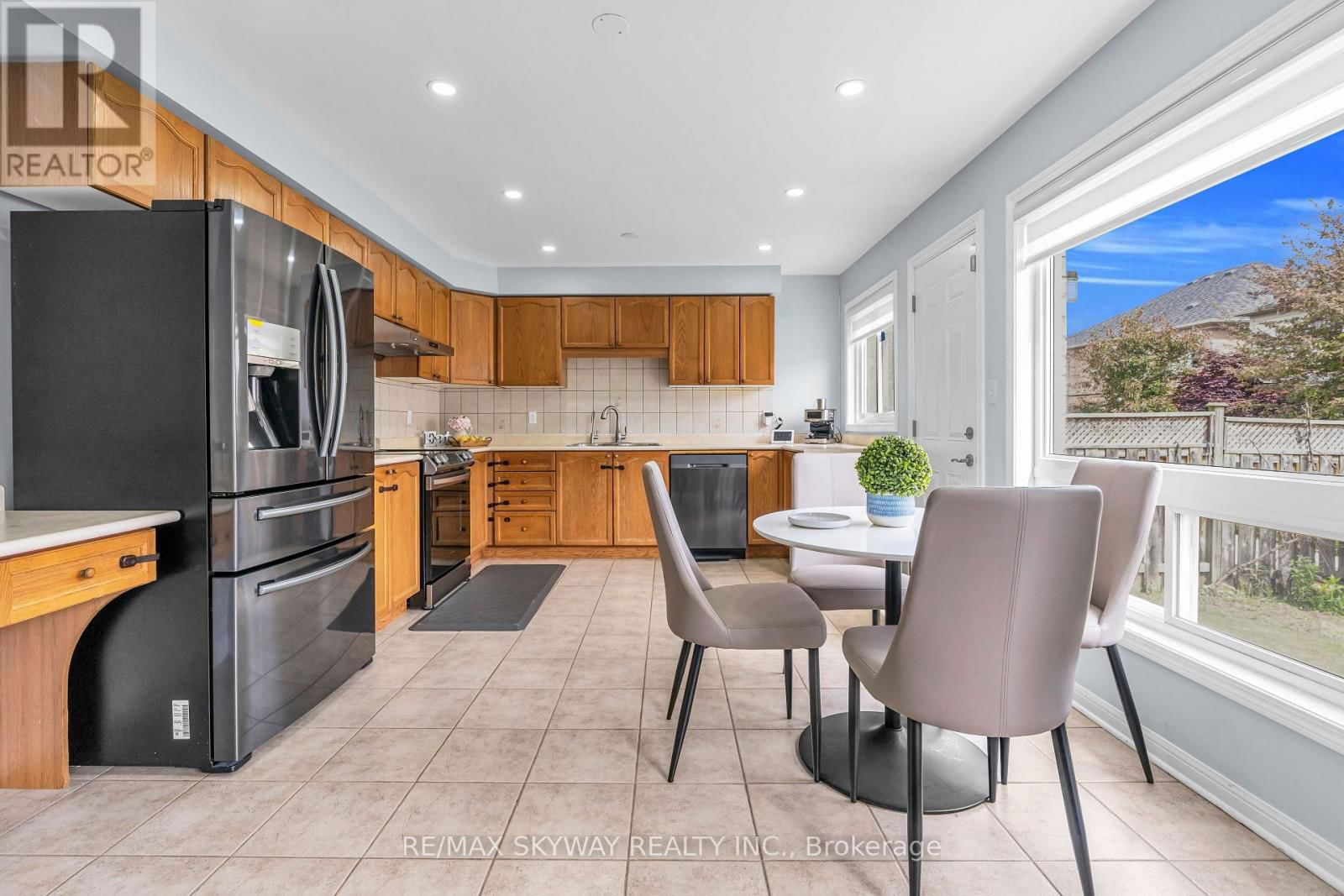 39 ROWLAND STREET Image 11