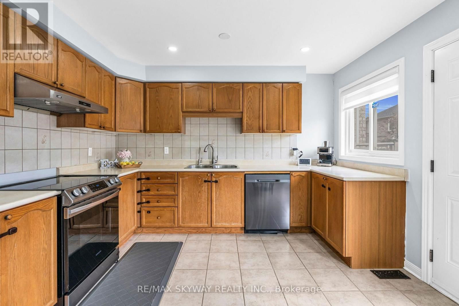 39 ROWLAND STREET Image 12