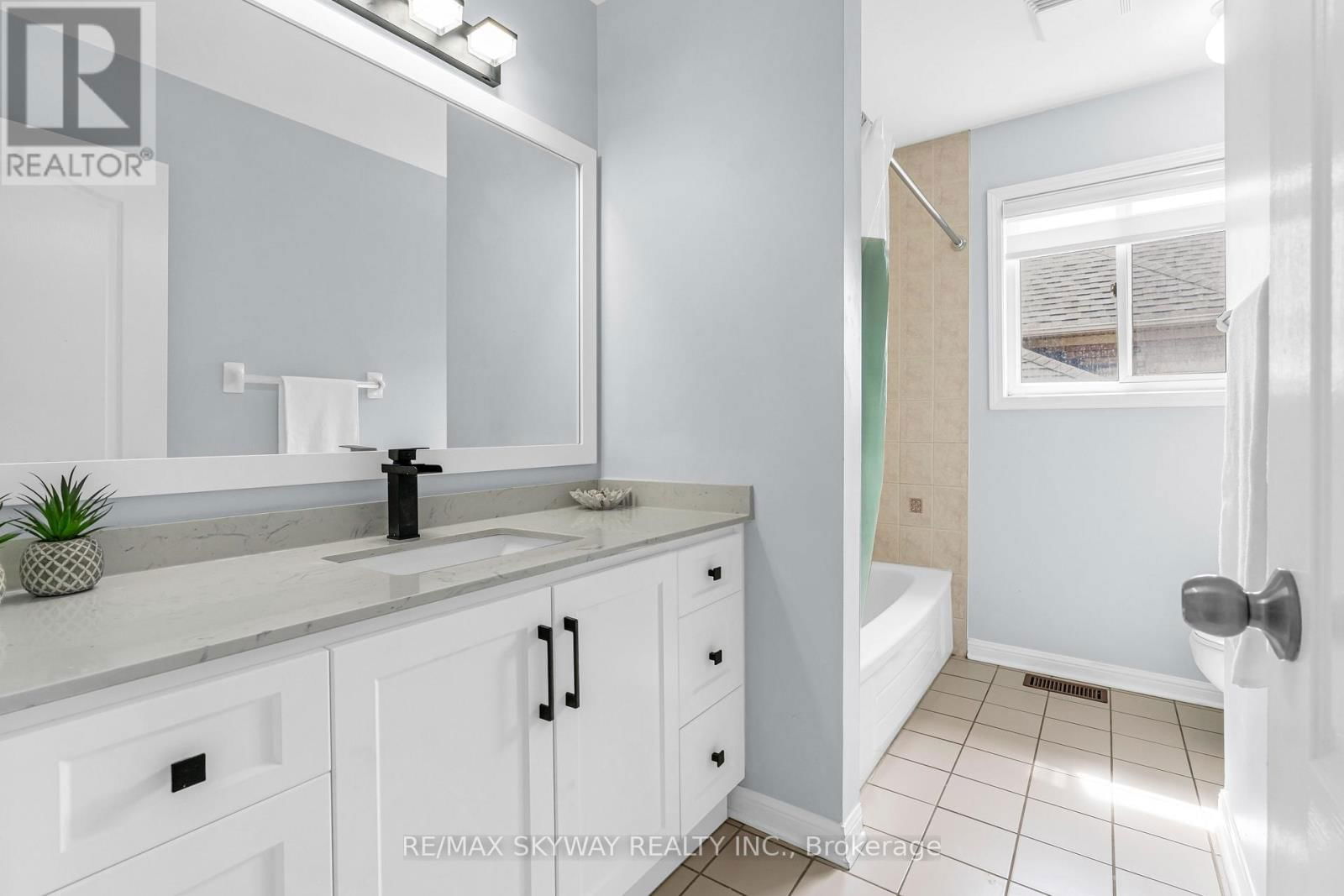 39 ROWLAND STREET Image 24
