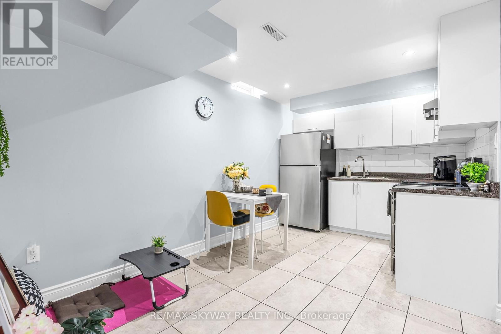 39 ROWLAND STREET Image 32