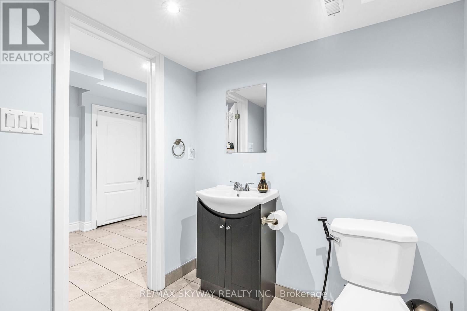 39 ROWLAND STREET Image 37