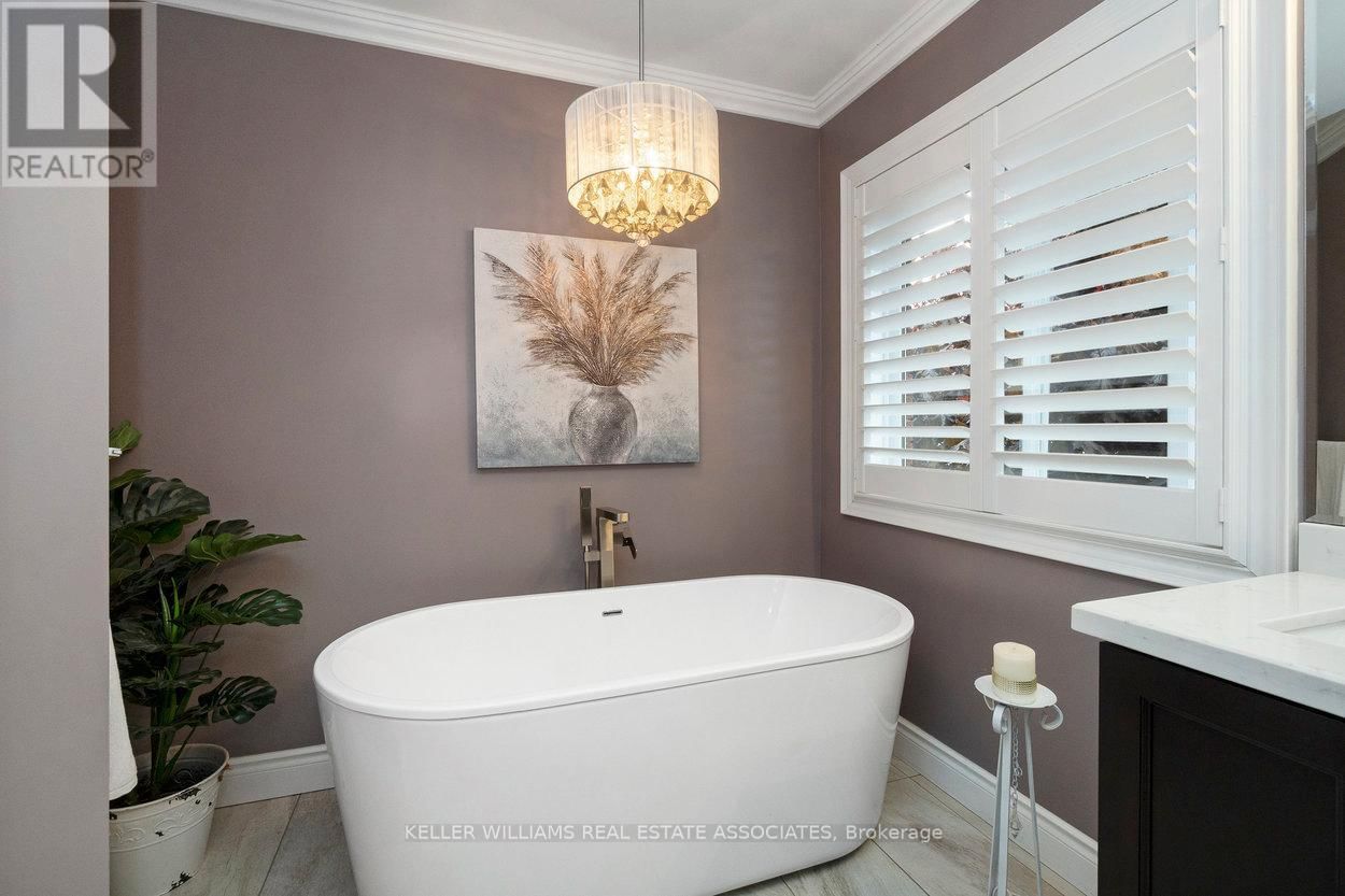 10 MEADOWGLEN BOULEVARD Image 28