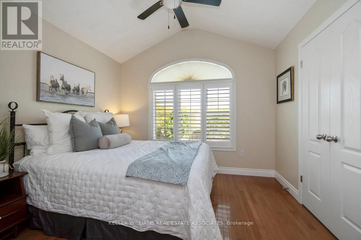 10 MEADOWGLEN BOULEVARD Image 32