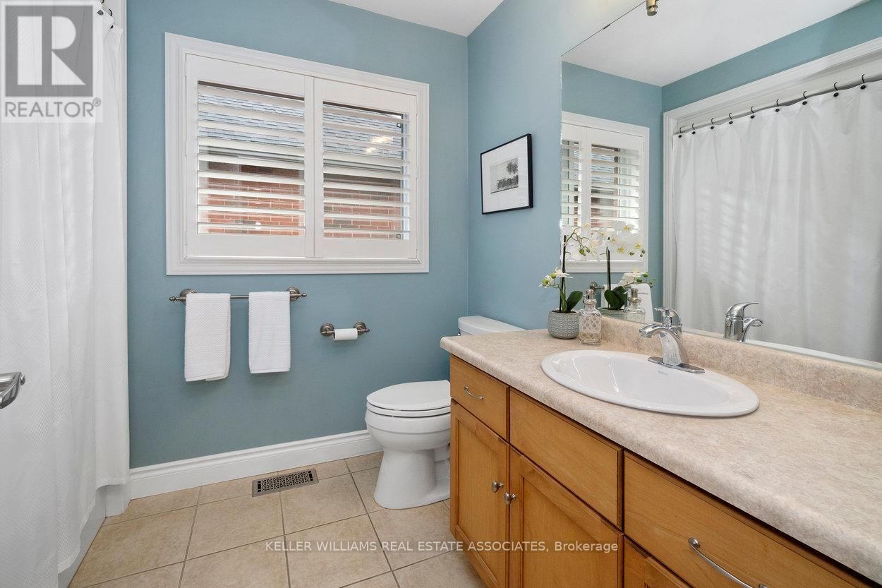 10 MEADOWGLEN BOULEVARD Image 34