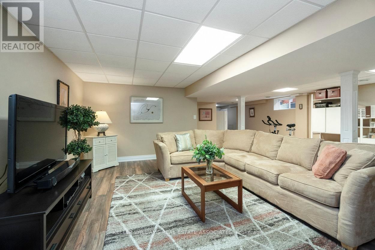 10 MEADOWGLEN BOULEVARD Image 38