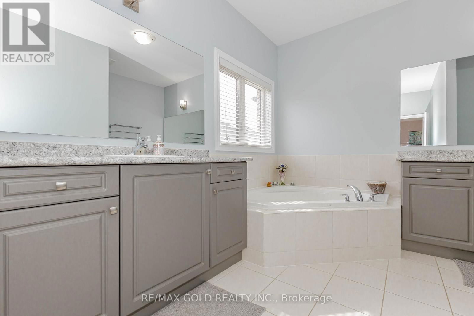29 EZRA CRESCENT Image 25