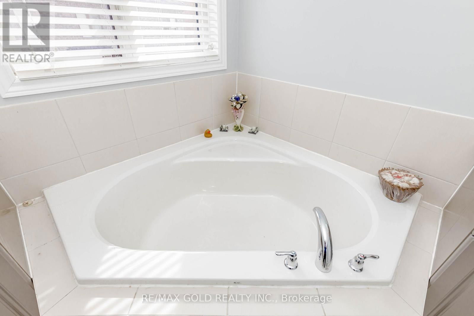 29 EZRA CRESCENT Image 26