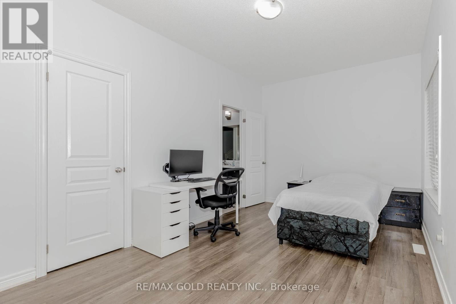 29 EZRA CRESCENT Image 29