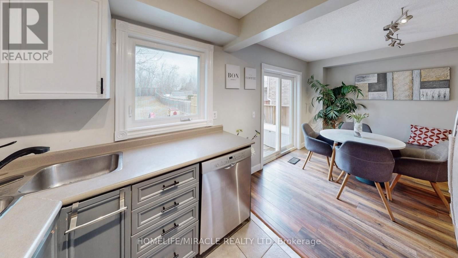 126 MOWAT CRESCENT Image 12