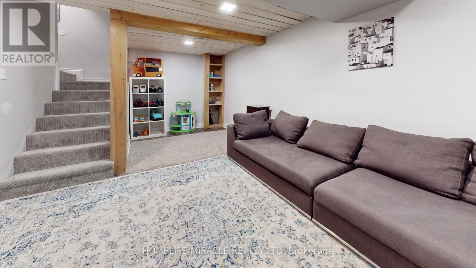 126 MOWAT CRESCENT Image 35
