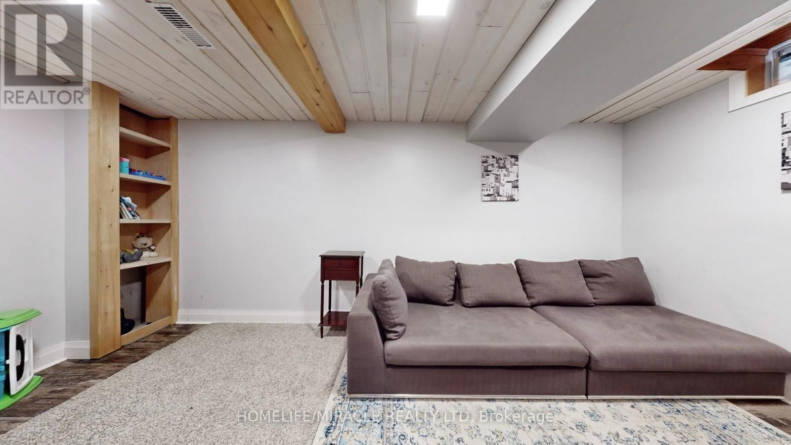 126 MOWAT CRESCENT Image 37