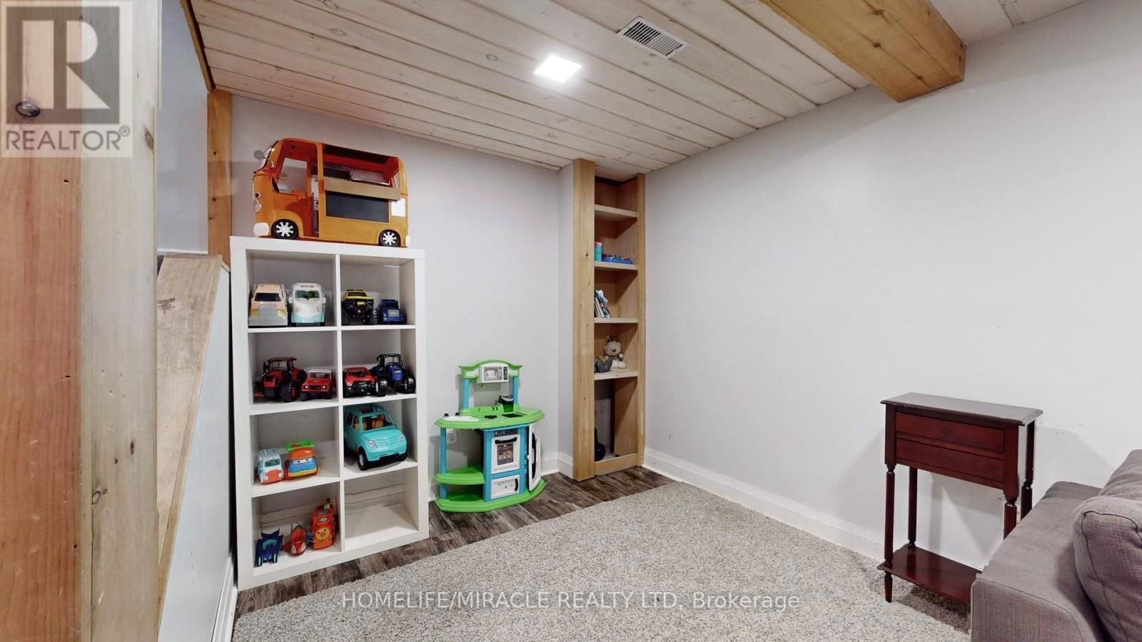 126 MOWAT CRESCENT Image 38