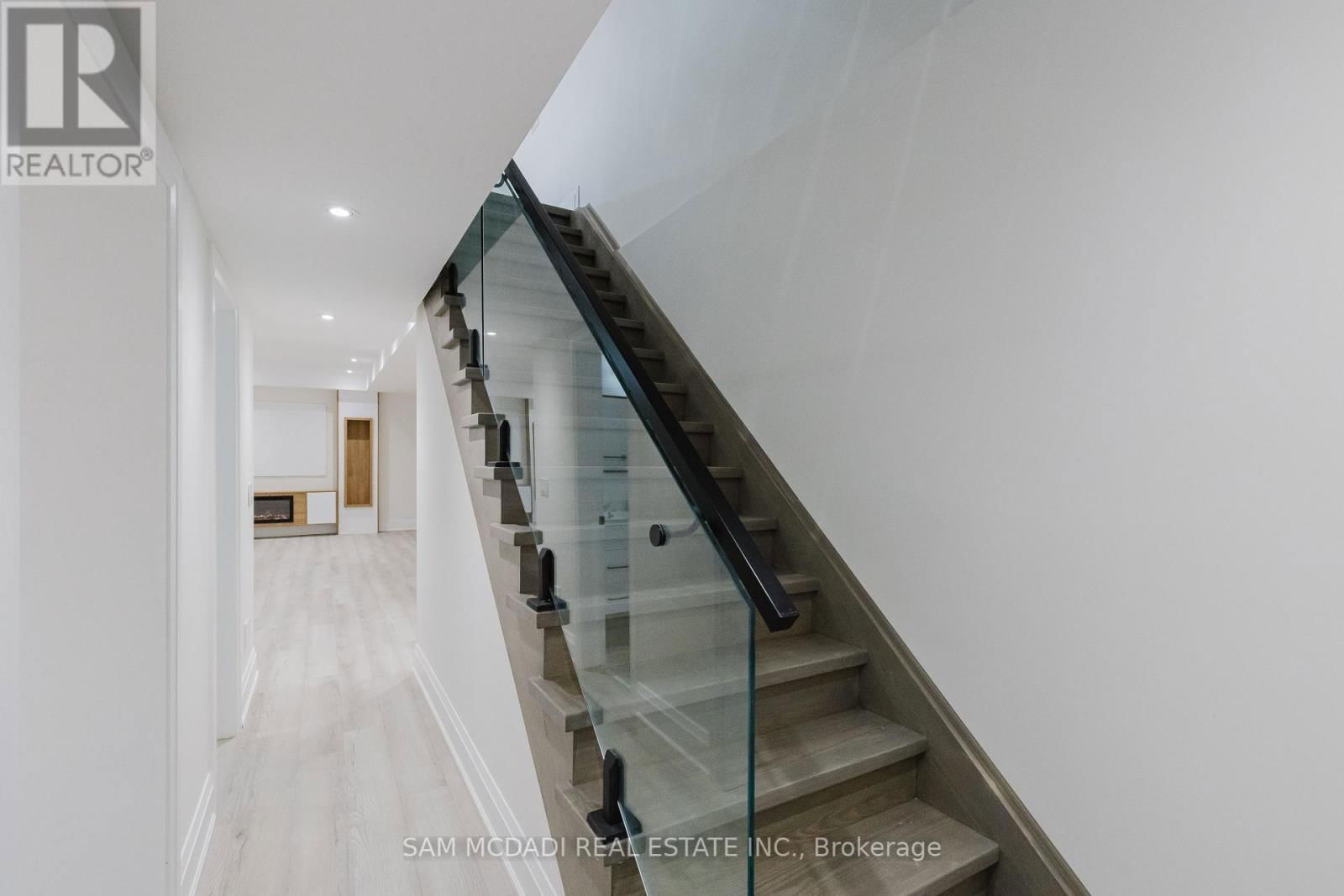 23B MAPLE AVENUE NORTH Image 32