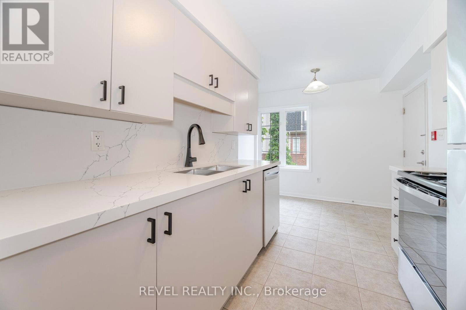 2 - 724 NEIGHBOURHOOD CIRCLE Image 3
