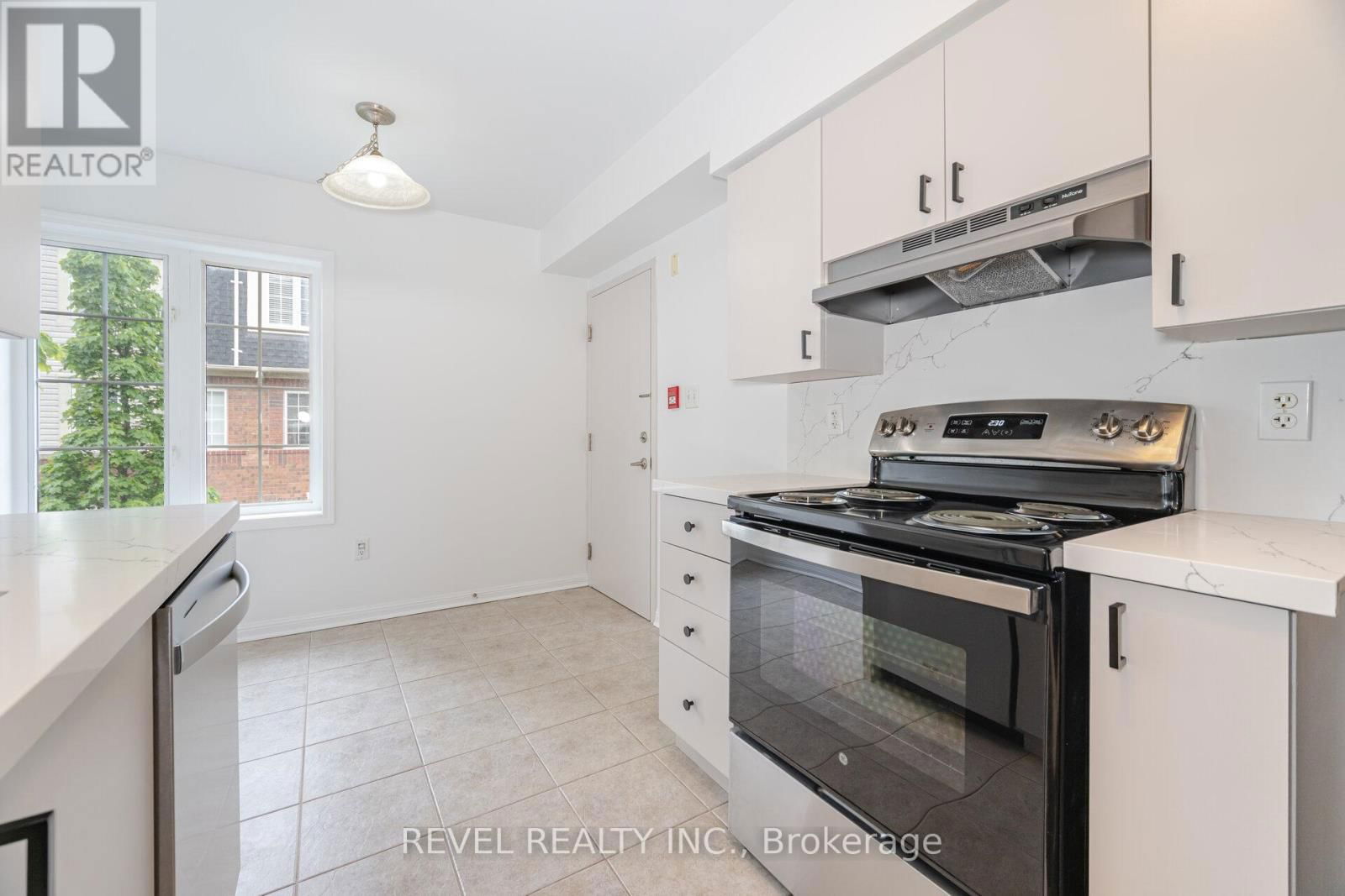 2 - 724 NEIGHBOURHOOD CIRCLE Image 4