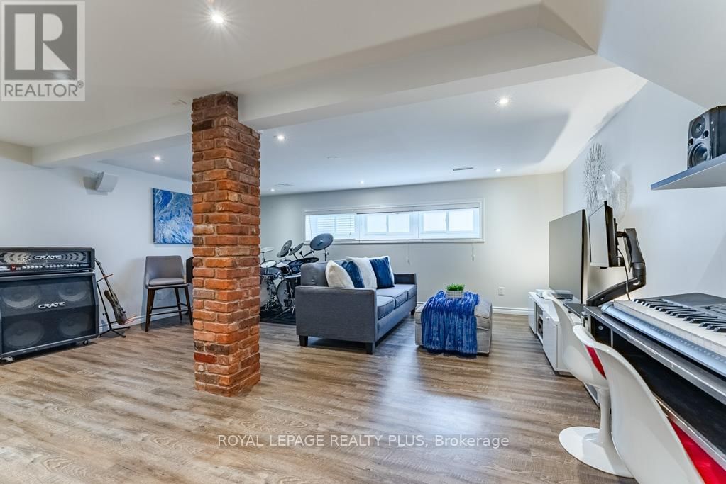 146 CHURCHILL ROAD NORTH Image 33