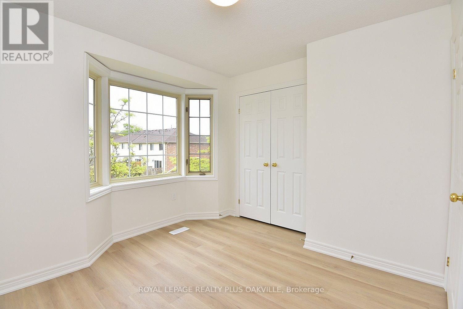 14 - 4045 UPPER MIDDLE ROAD Image 32