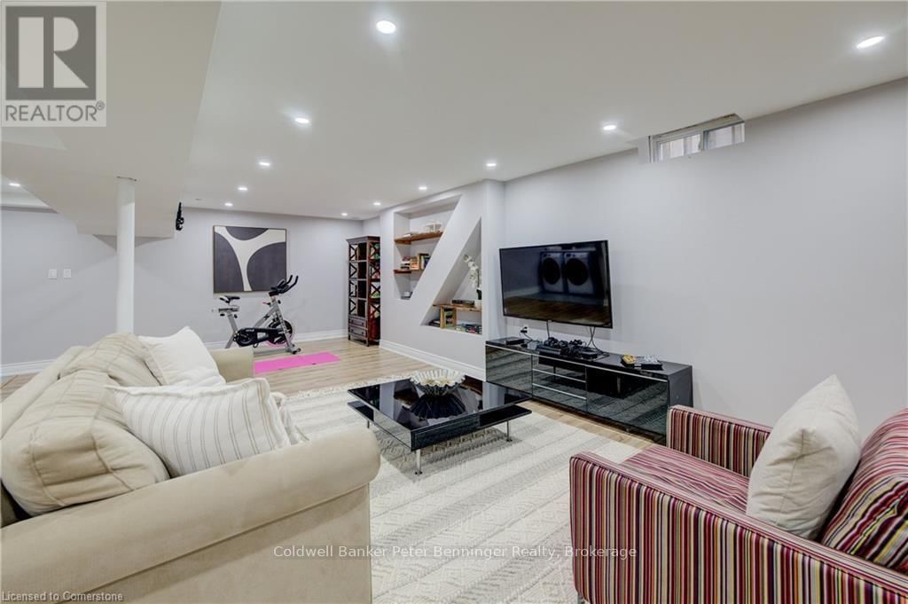 3210 ANDERSON CRESCENT Image 32