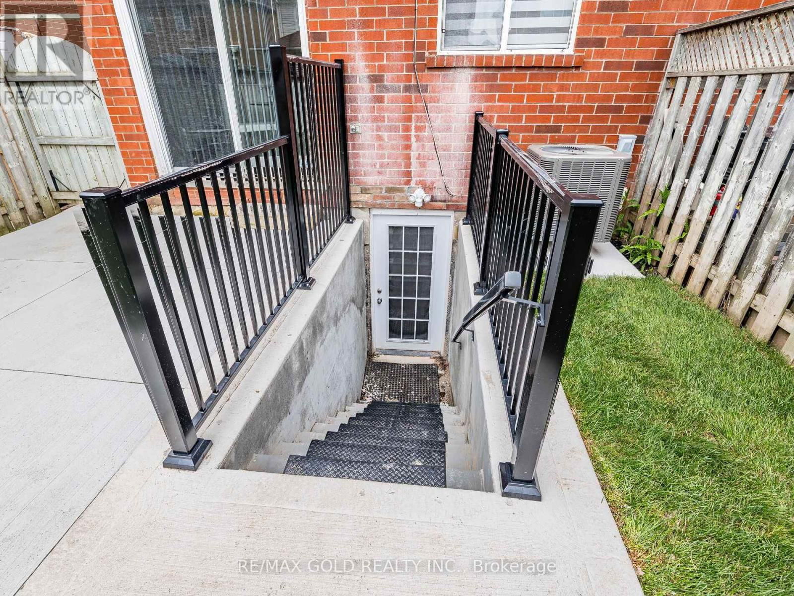 7 DUNLOP COURT Image 37