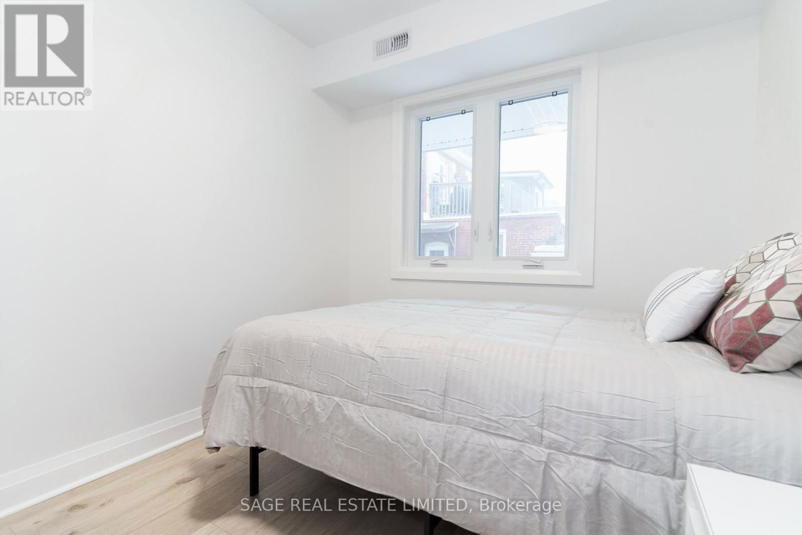 1 - 2413 DUNDAS STREET WEST Image 14