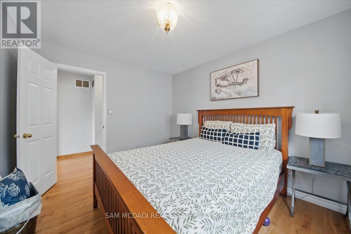 3344 LABURNUM CRESCENT Image 22