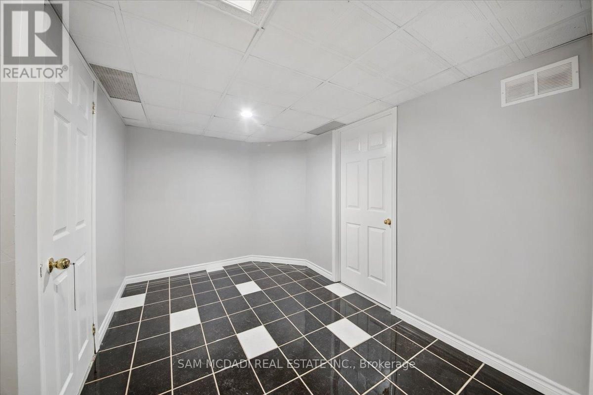 3344 LABURNUM CRESCENT Image 40