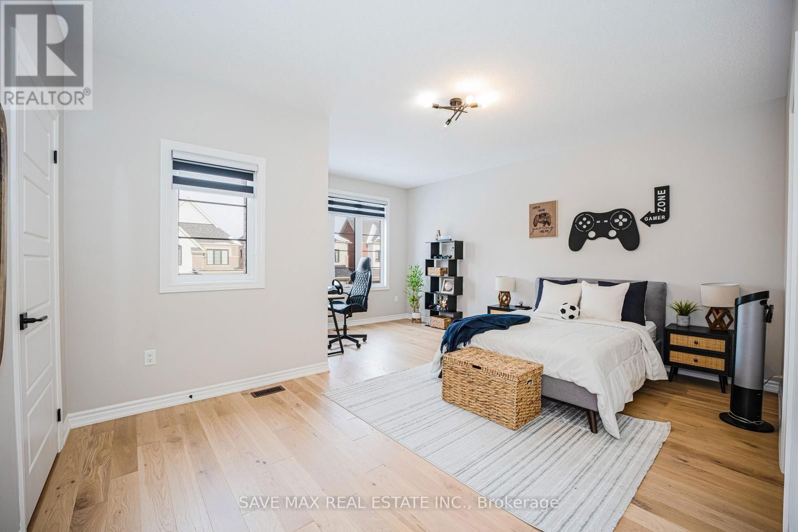 449 THORNBORROW COURT Image 32