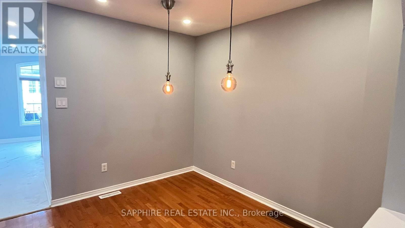 3255 REDPATH CIRCLE Image 18