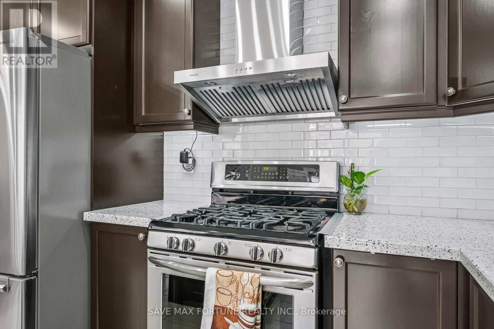 262 CEDRIC TERRACE Image 15