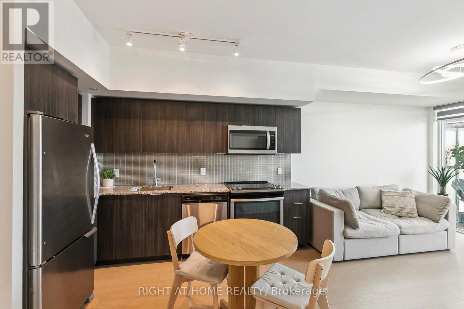 2206 - 20 SHORE BREEZE DRIVE Image 15
