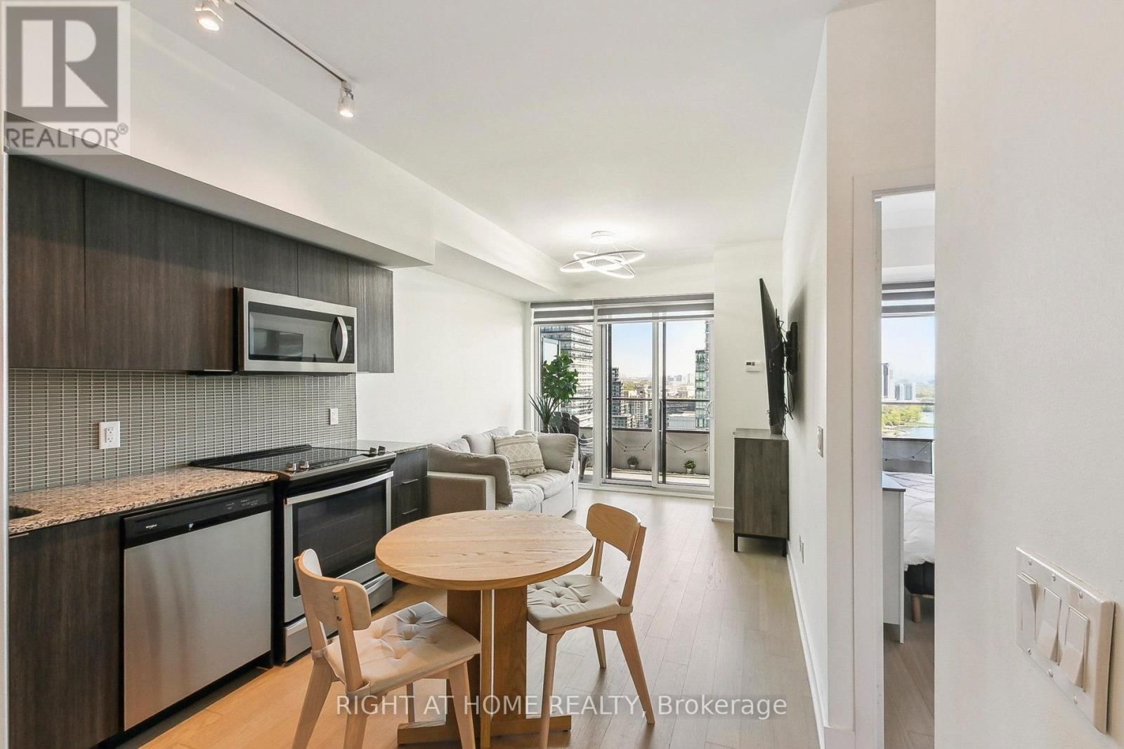 2206 - 20 SHORE BREEZE DRIVE Image 16