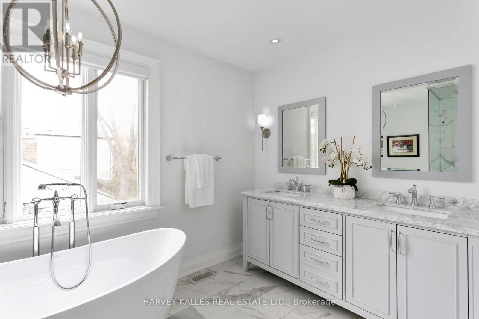 4673 DUNDAS STREET WEST Image 27