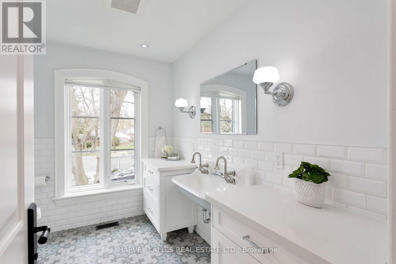 4673 DUNDAS STREET WEST Image 33