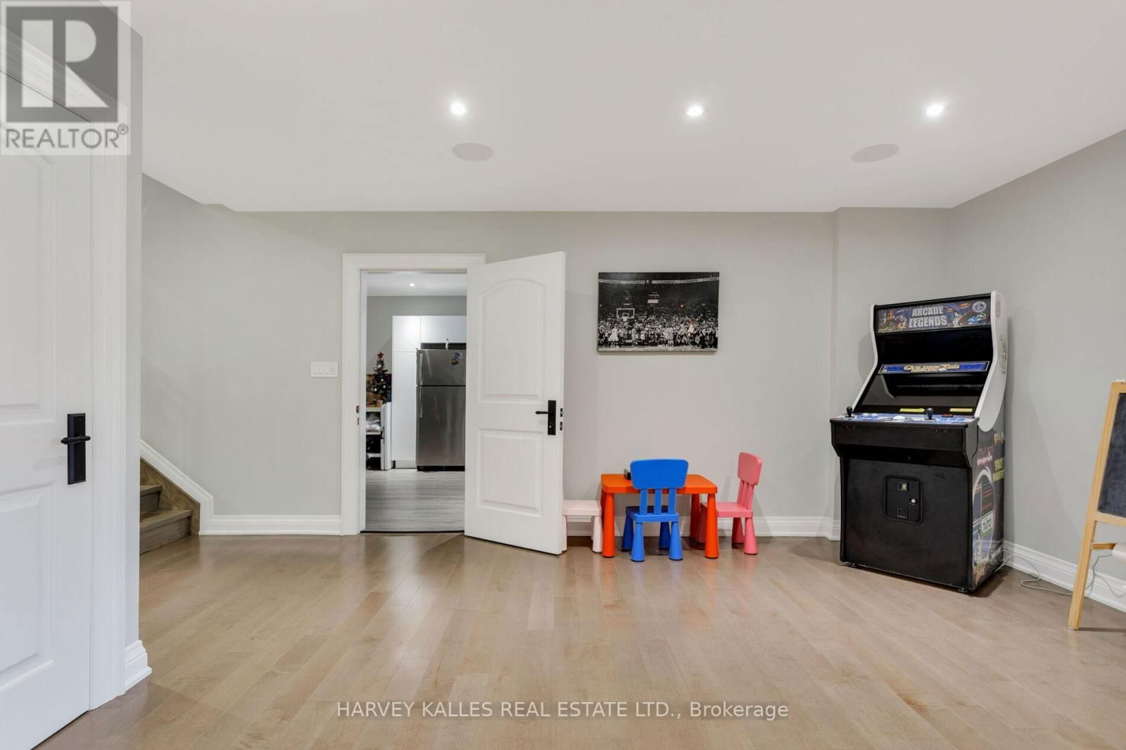 4673 DUNDAS STREET WEST Image 39