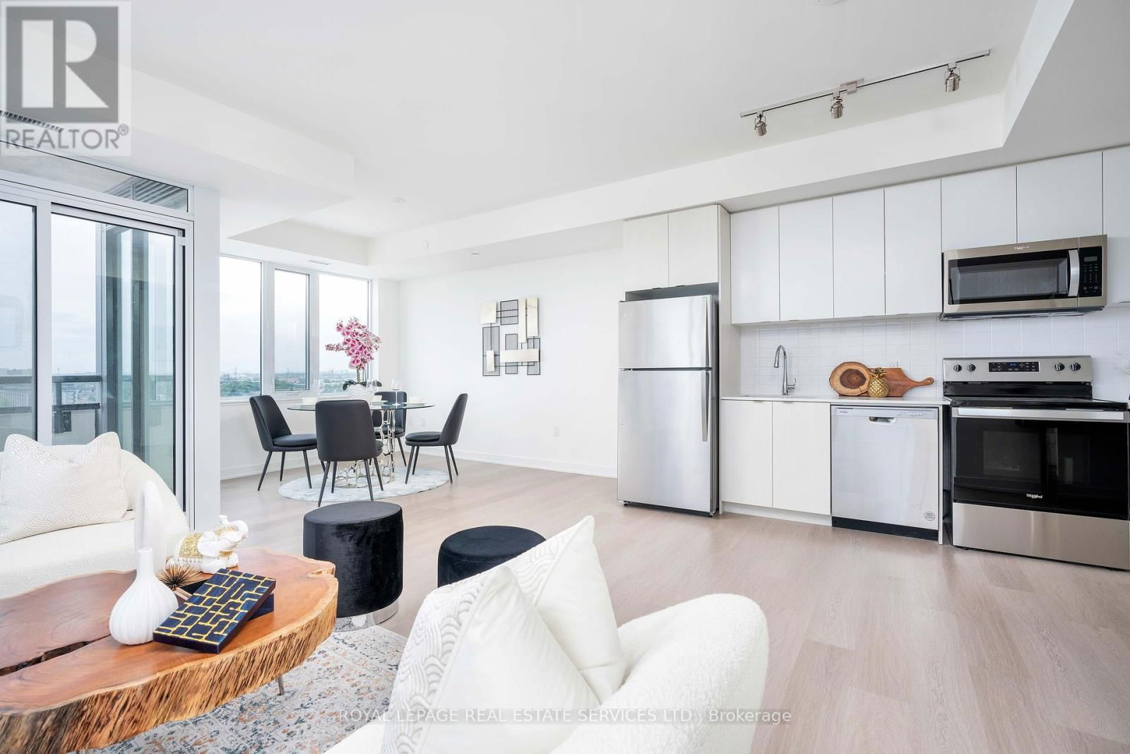 403 - 859 THE QUEENSWAY Image 4