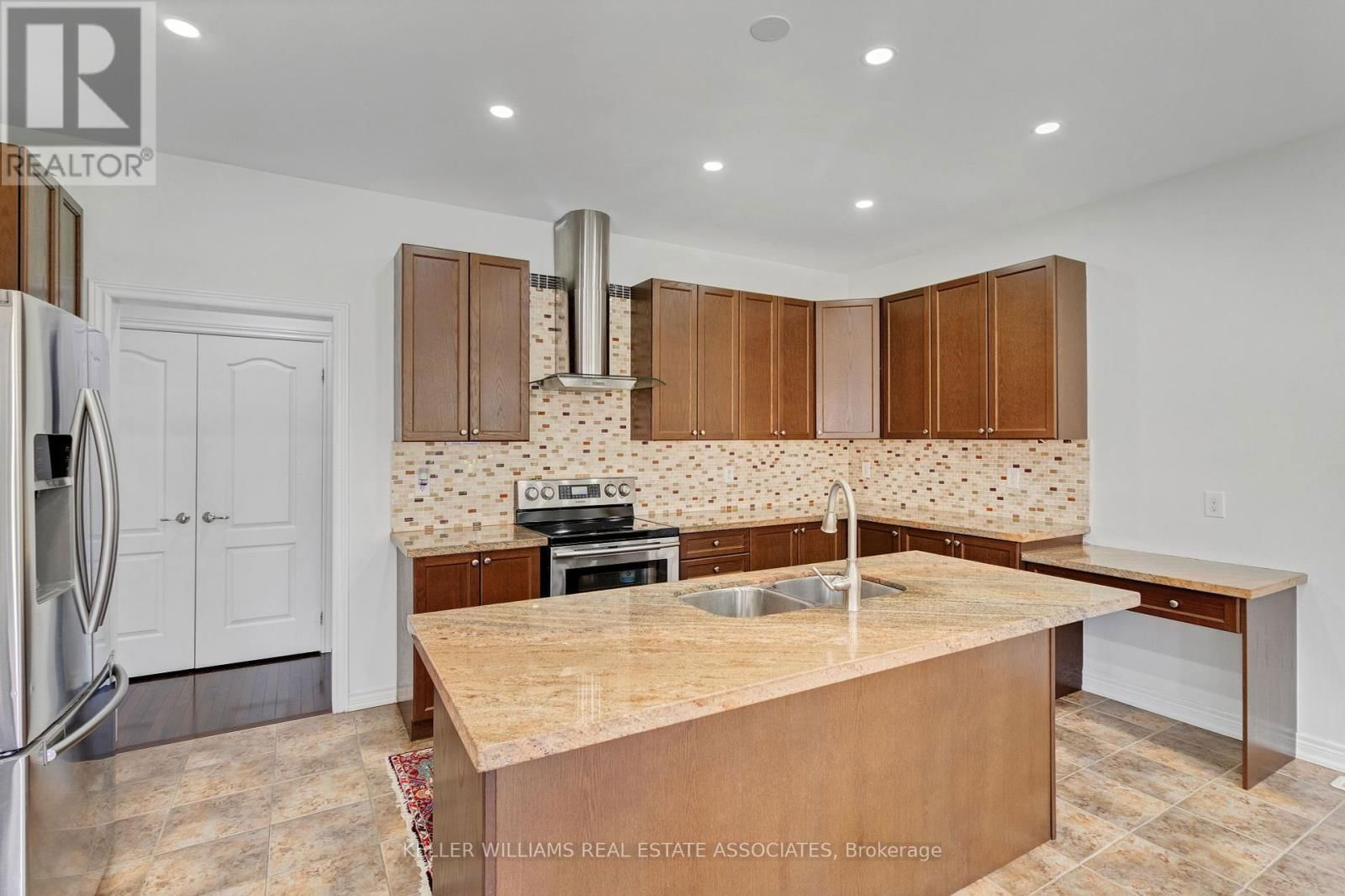 51 BLACK DIAMOND CRESCENT Image 13
