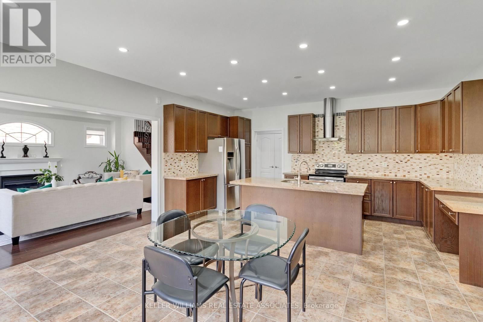51 BLACK DIAMOND CRESCENT Image 15